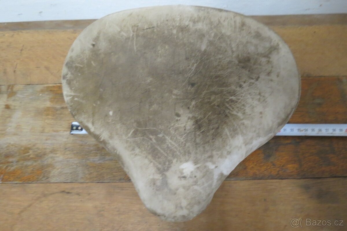 Sedlo ze starého motocyklu