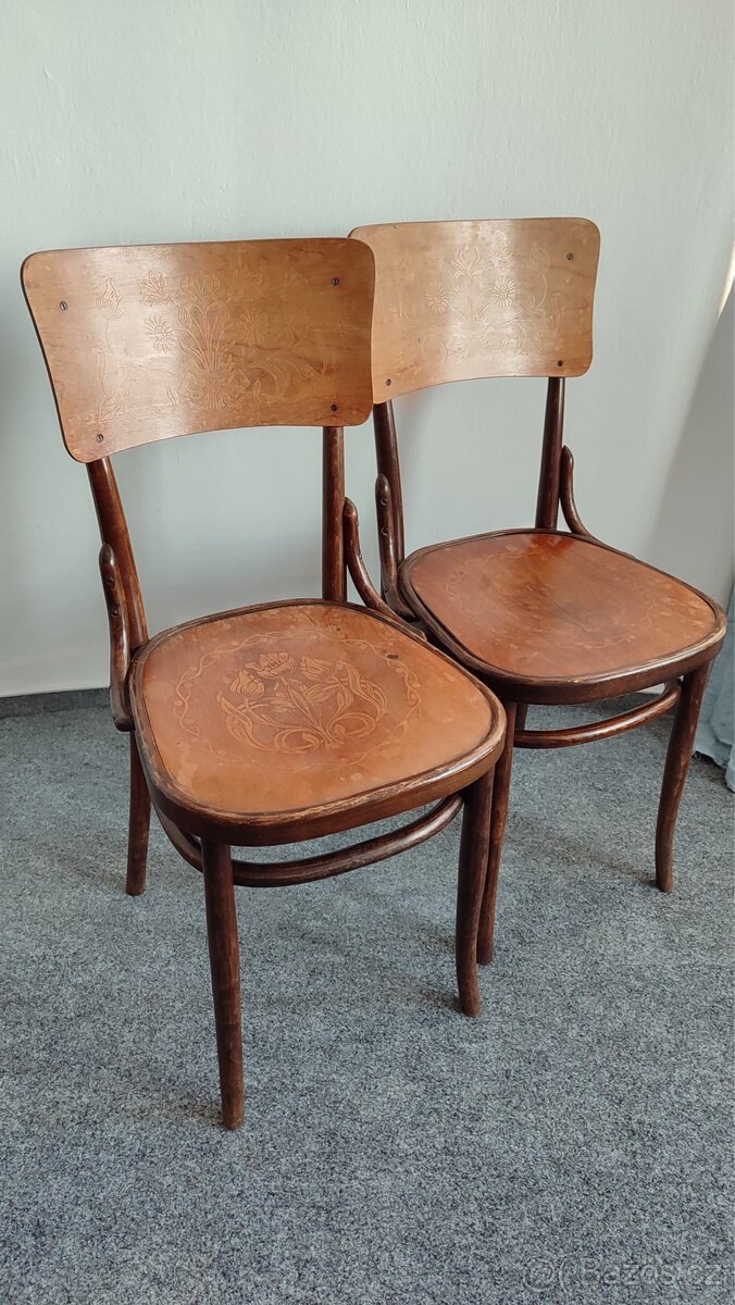 Dvě historické židle