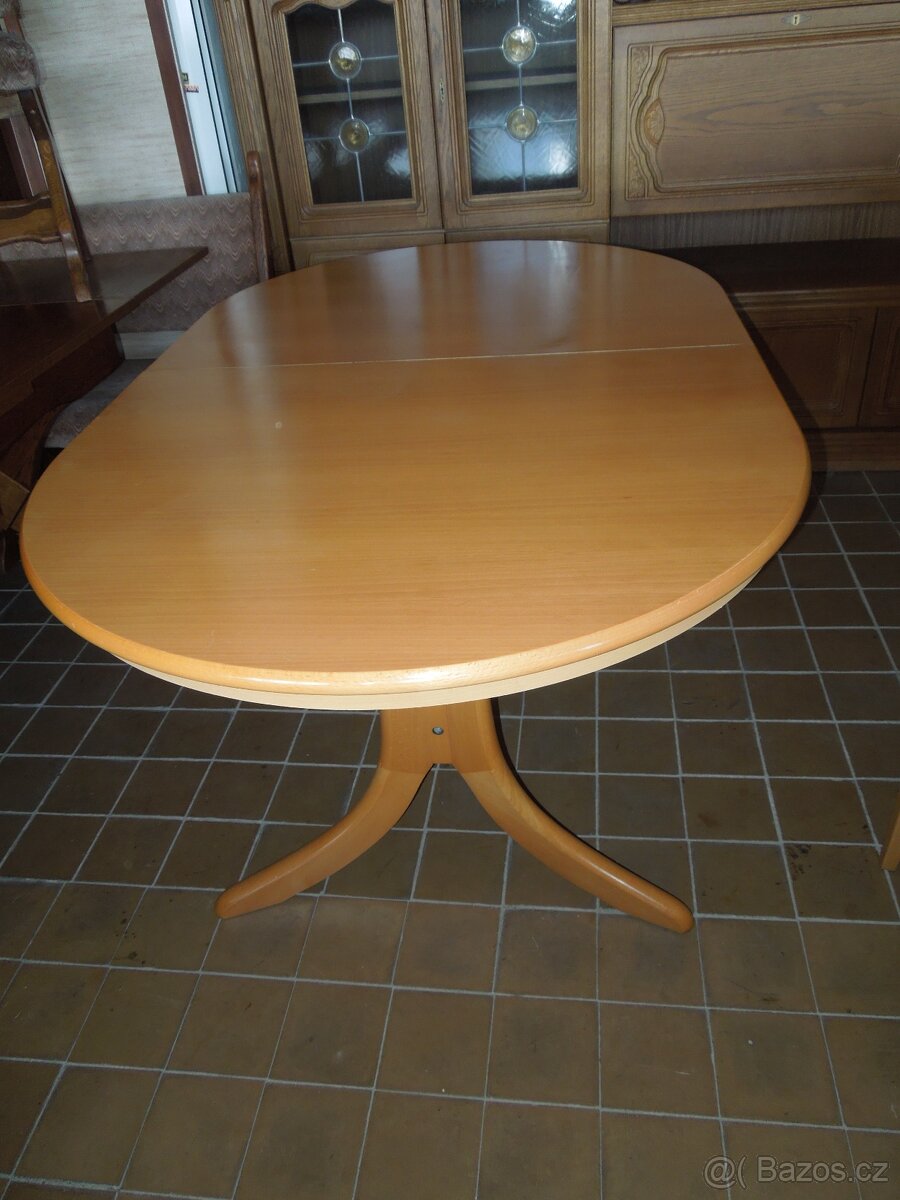 jídelní stůl oválný