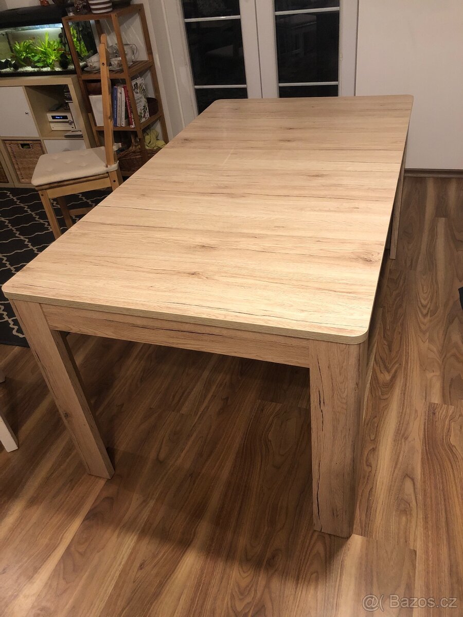 Jídelní stůl