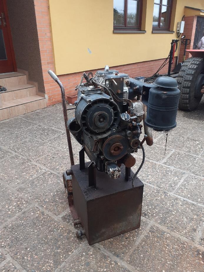 Motor Slávia rozebraný