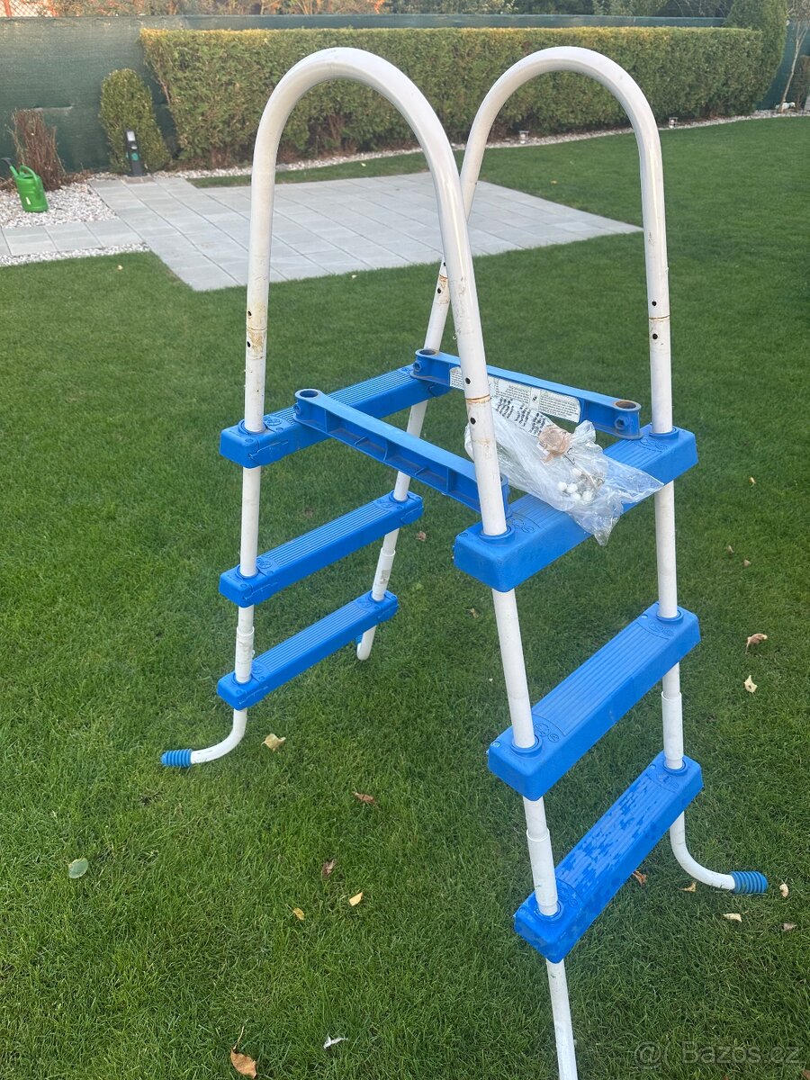 Schůdky do bazénu