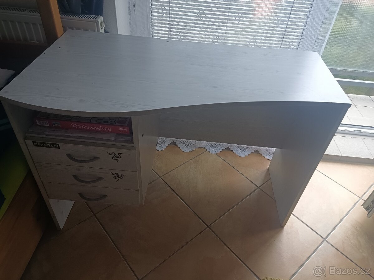 Prodám psací stůl