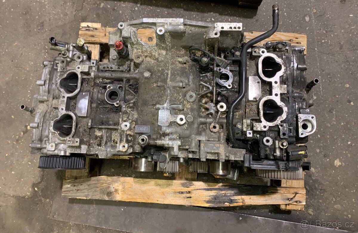 motor Subaru Outback BR 2,5 Legacy EJ253 poškozený