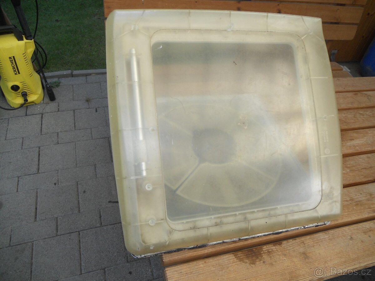 Střešní okno do karavanu s ventilátorem
