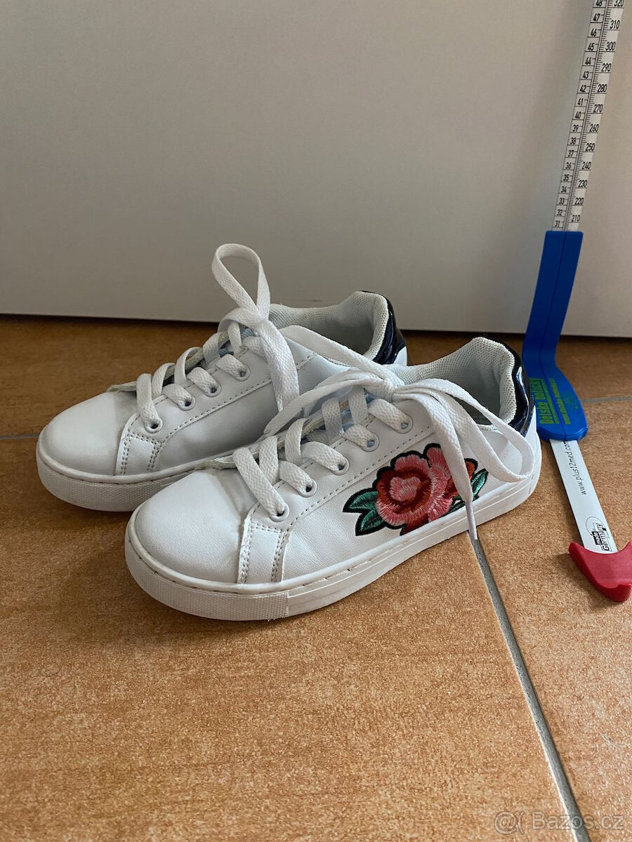 2x obuté vel.31/32- 20,5cm Dívčí tenisky s květem