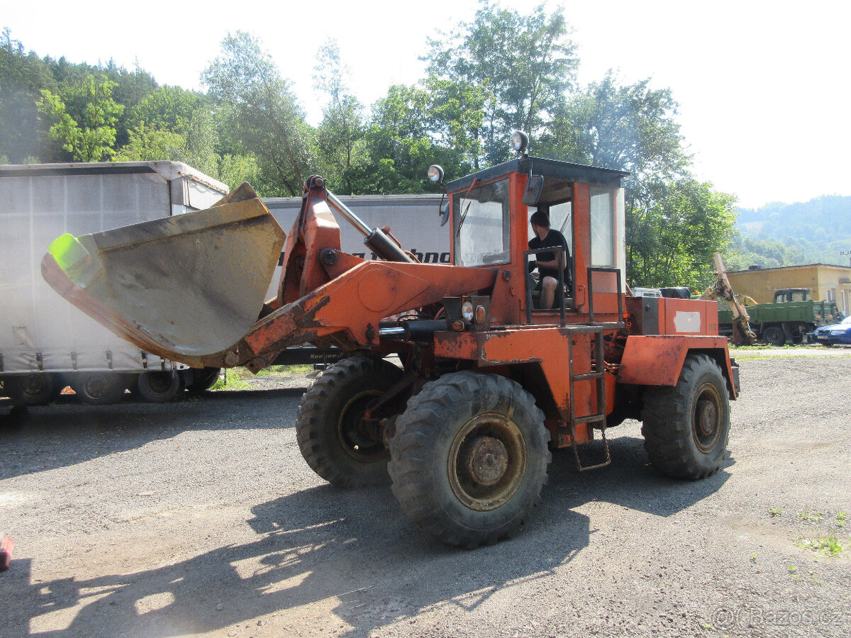 NAKLADAČ ZTS UNK 320 -