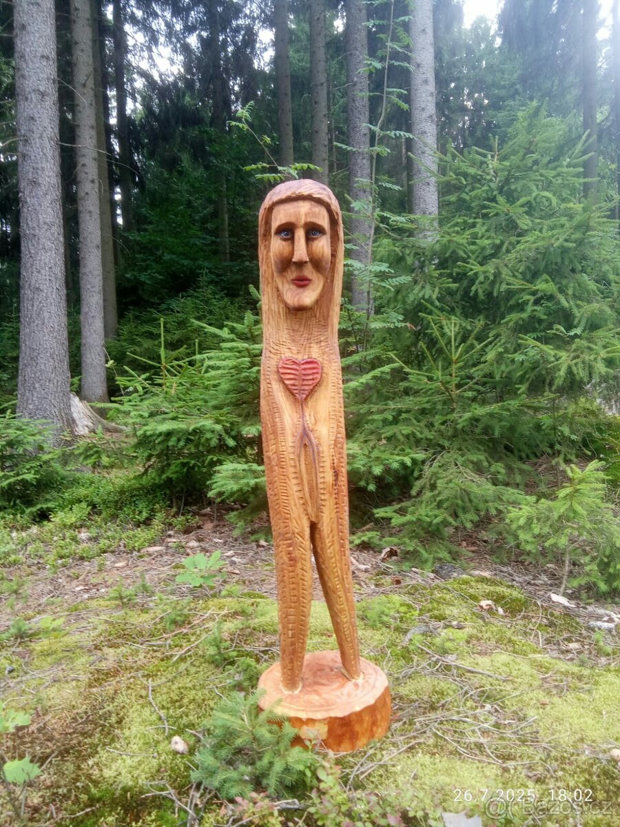 Socha dřevěná. . SÍLA ŽENY ..