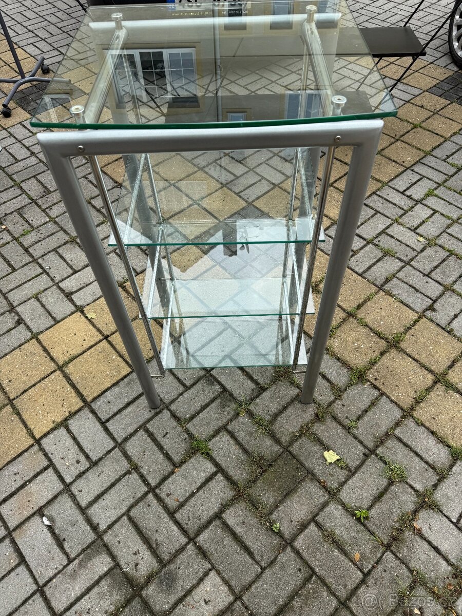skříňka policová prosklená