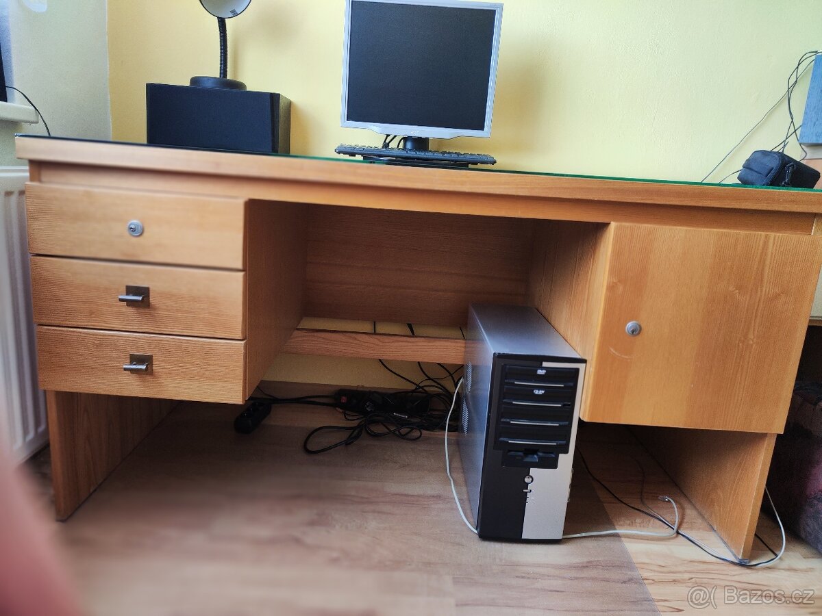 Velký psací stůl z masivu