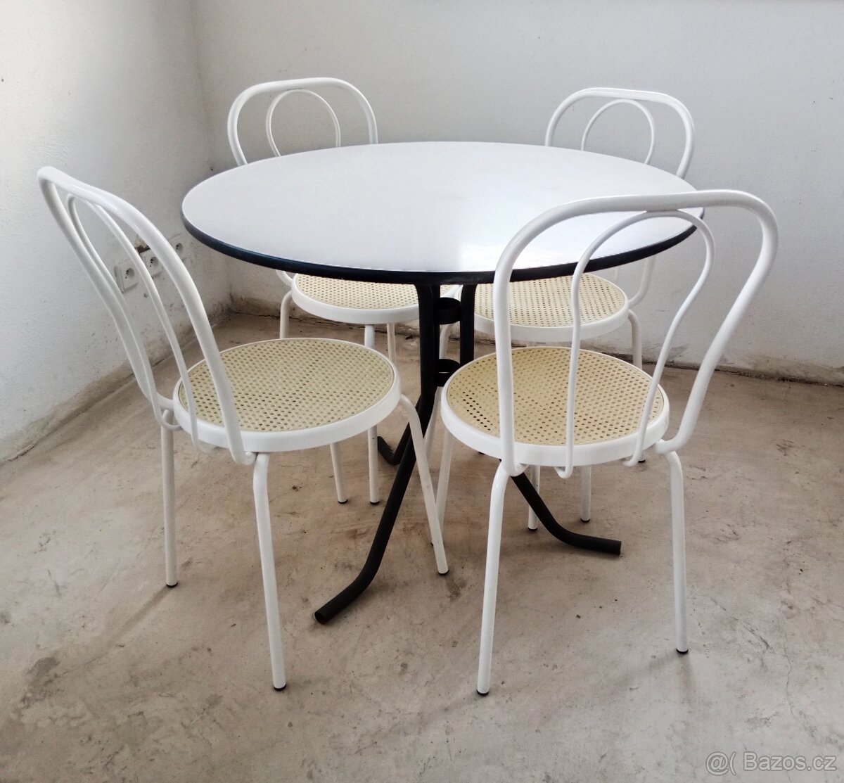 Stolová deska bílá s černou hranou