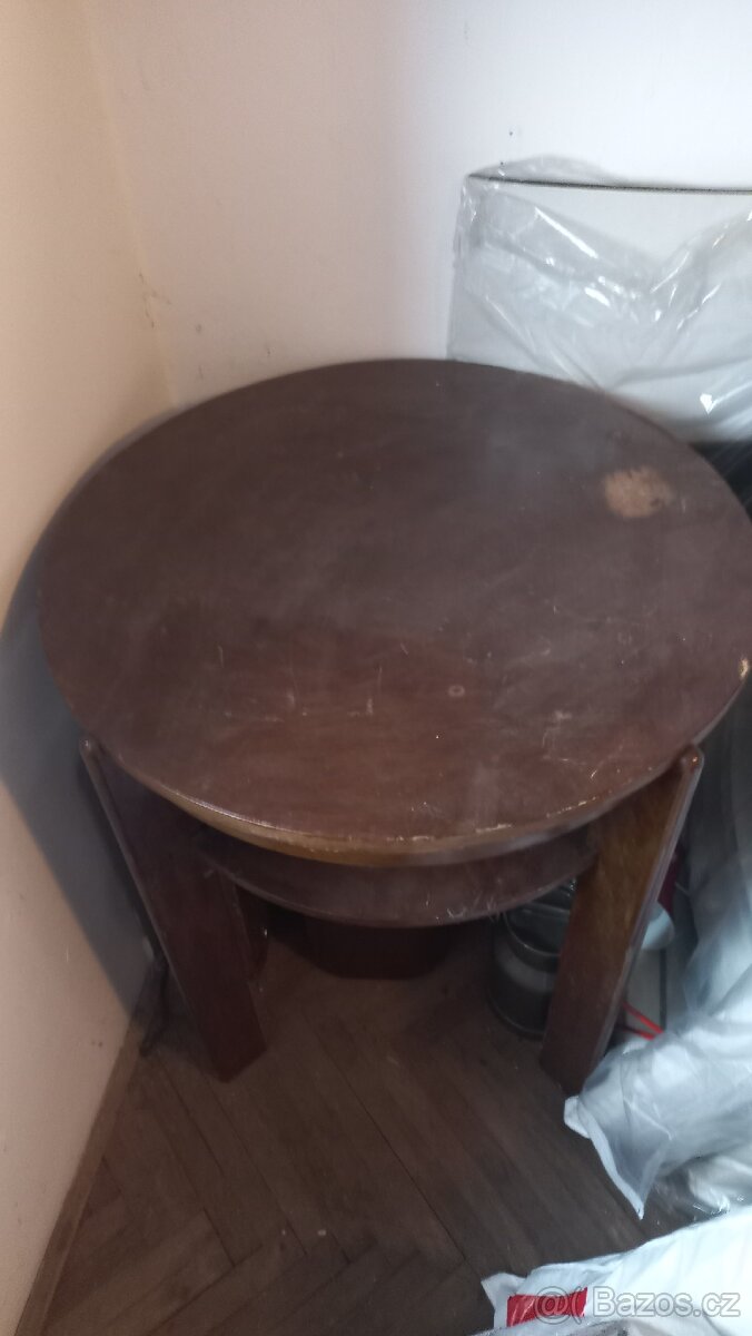 Stolek a křesla
