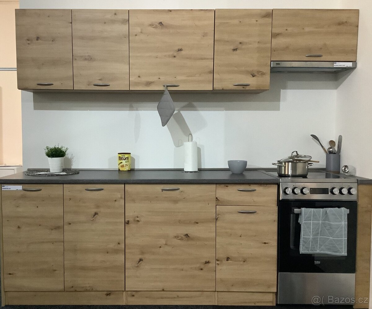 Nepoužitá moderní kuchyně MELÁNIE