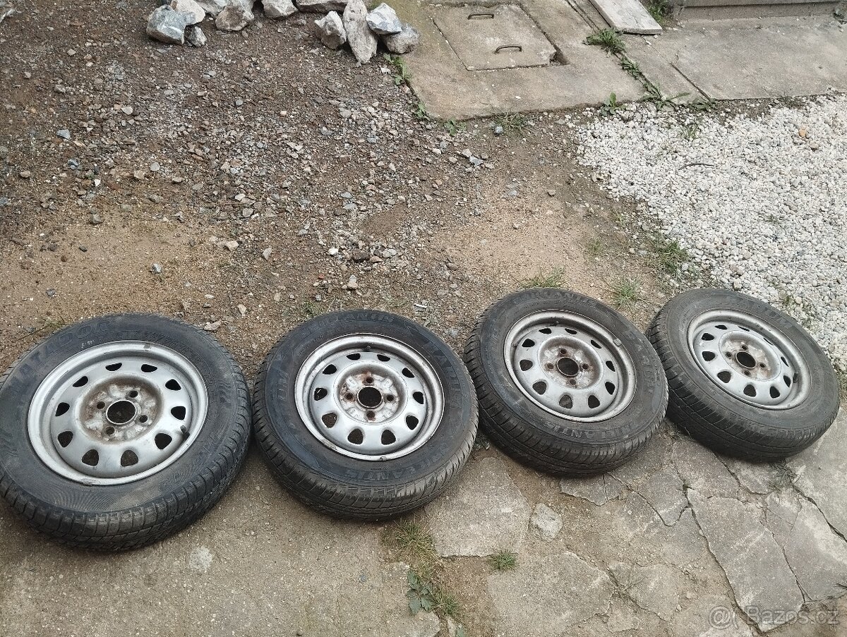 4x100 R13 plechové disky s letními pneu