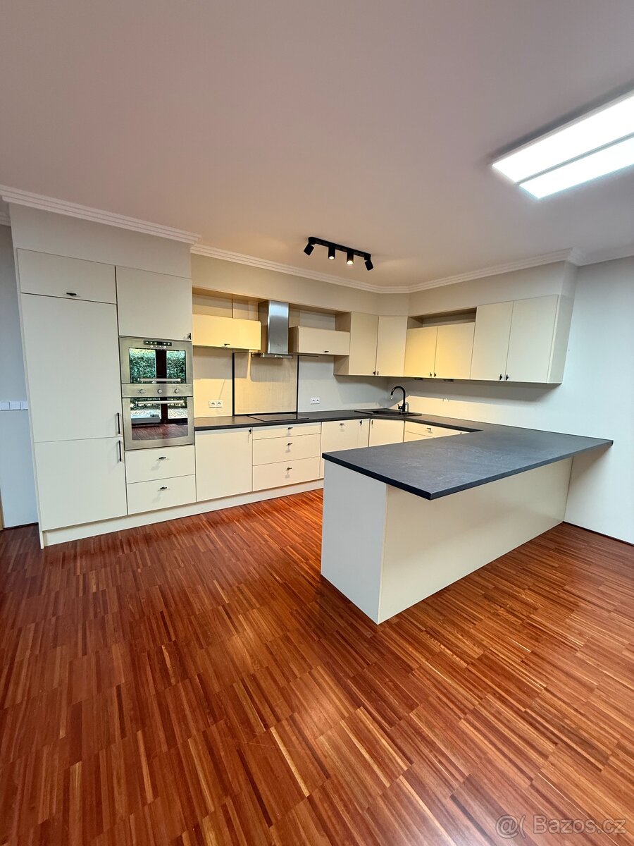 Moderná, luxusná kuchynská linka (4,4 m + polostrov 2,7 m) s