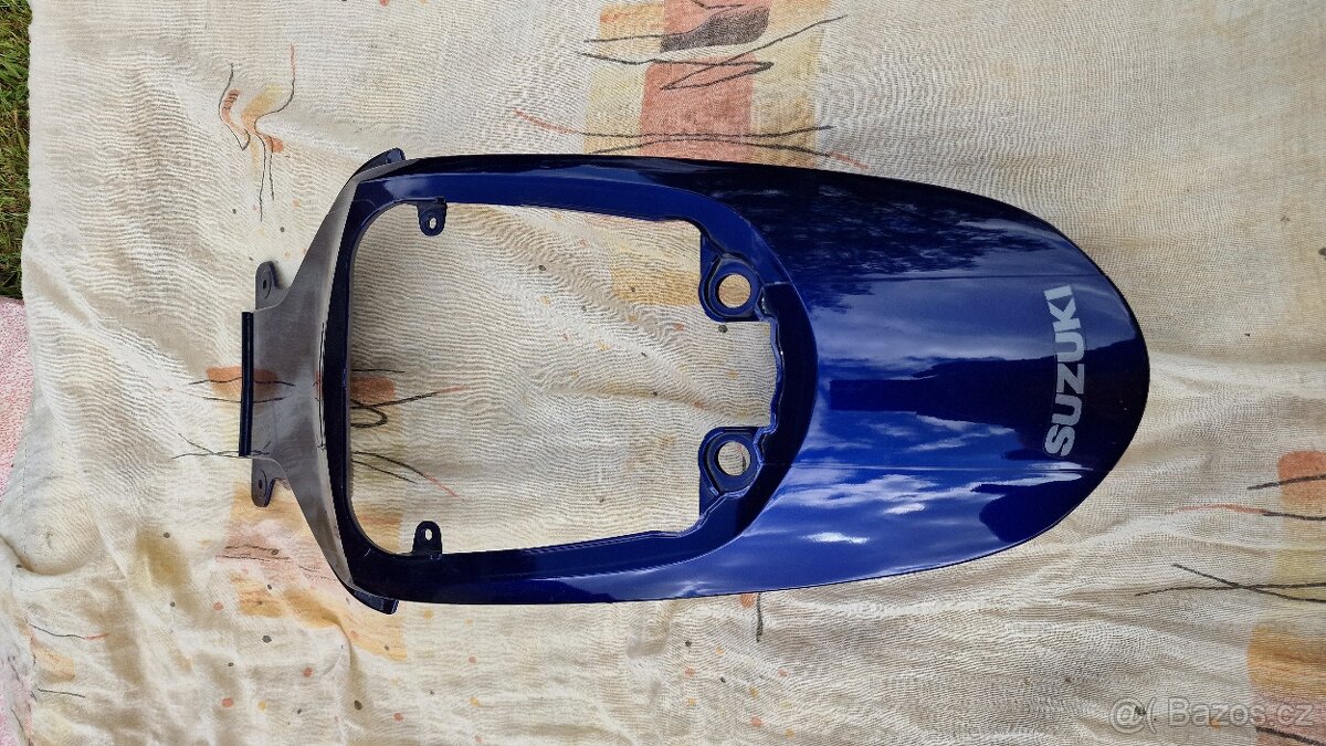 Prodám nahradní díly na Suzuki GSX-R 750 K7