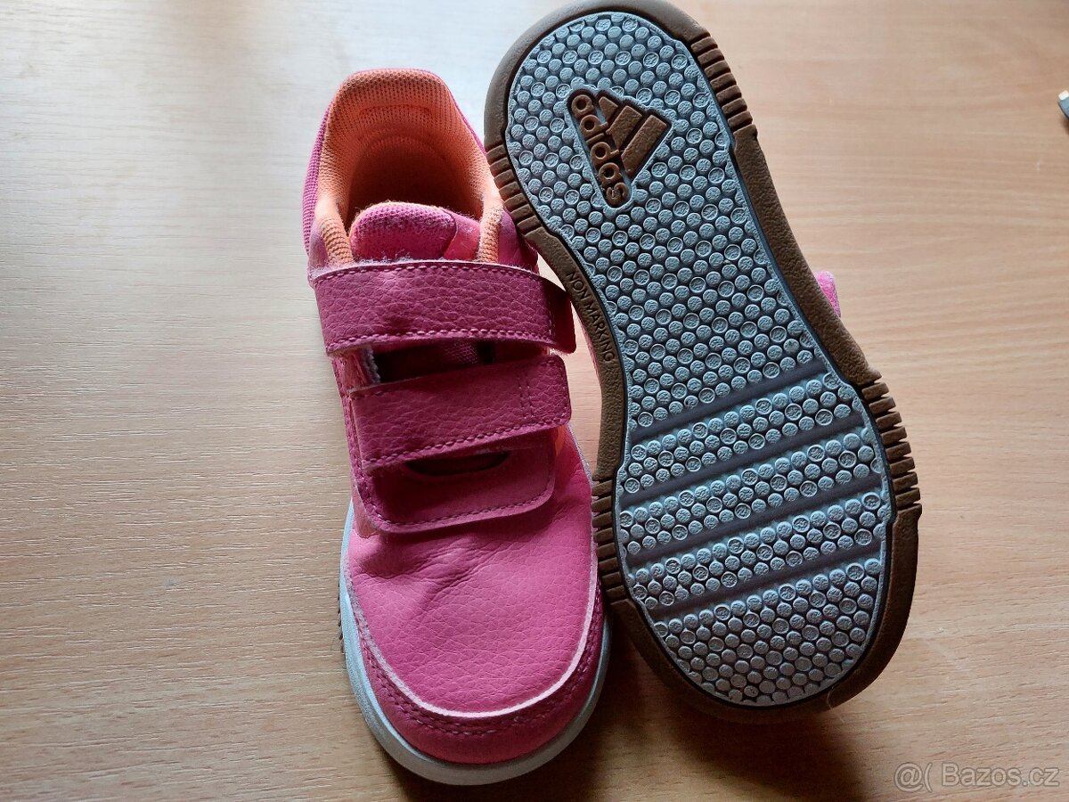 Dívčí sálové boty Adidas, vel. 30