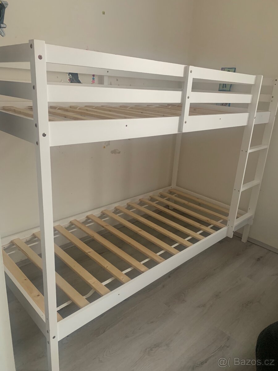 Bílá palanda s rošty