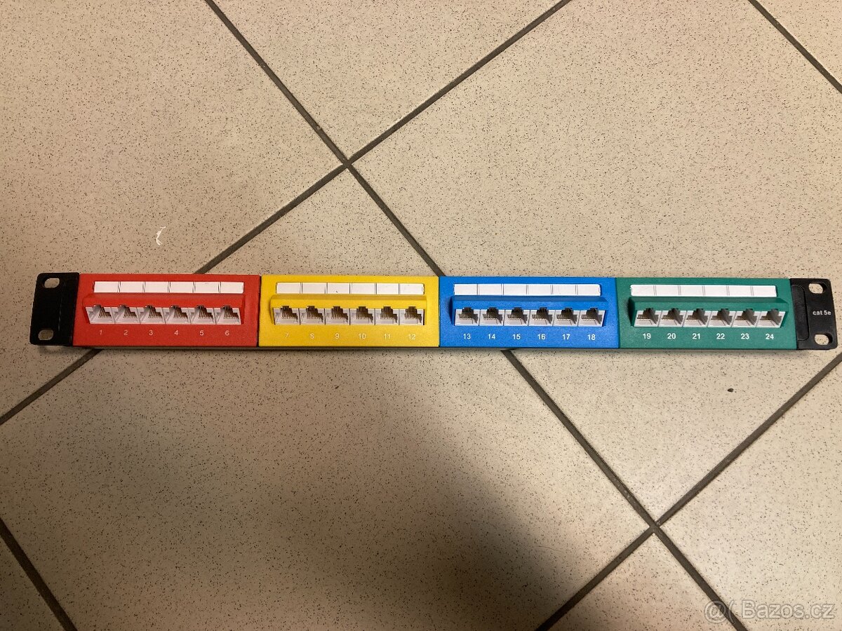 Patch Panel (1U, 24 CAT5e RJ45 portů při 45 stupních)