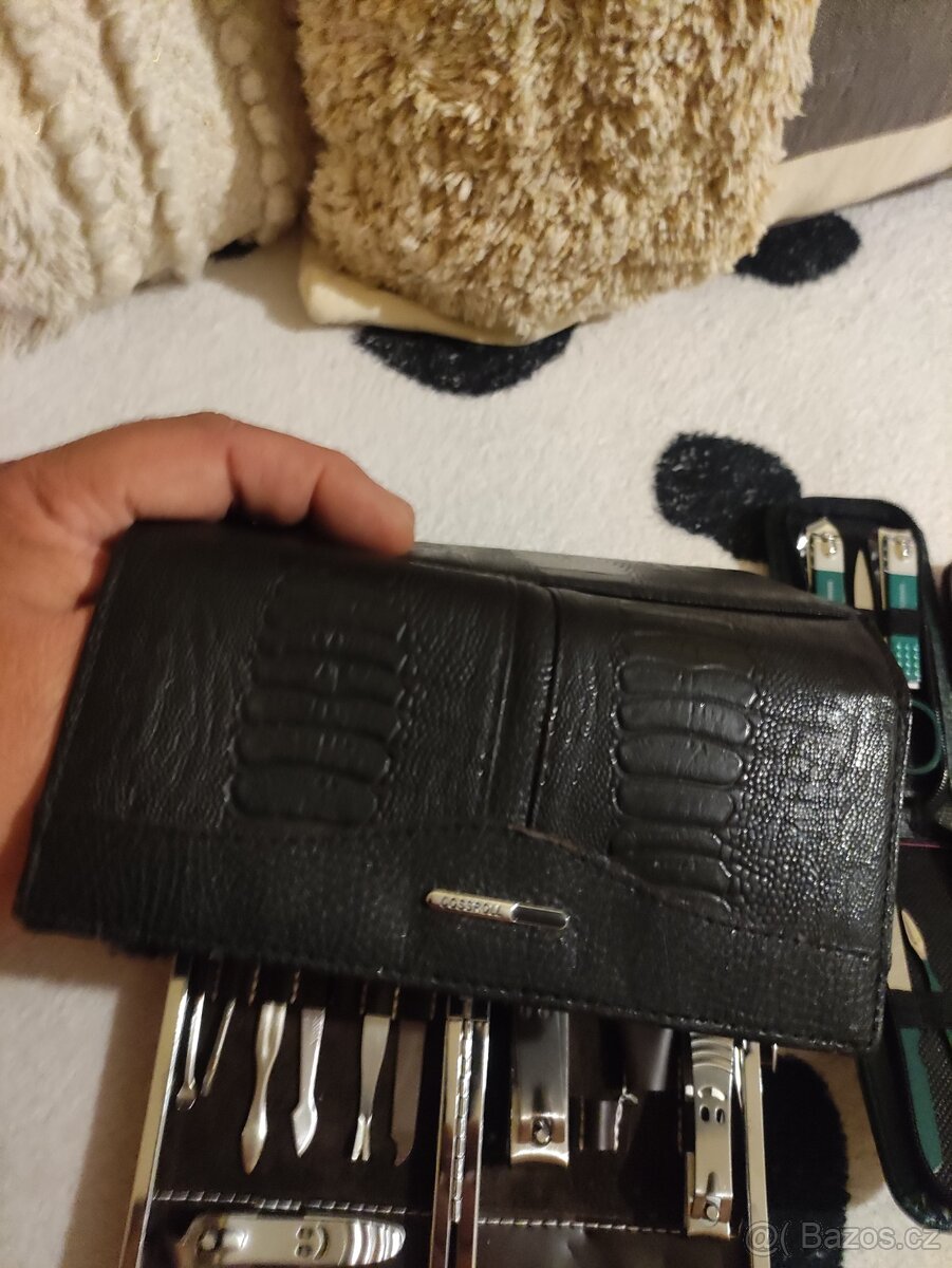 Peněženka dámská a manikúra 3 x.