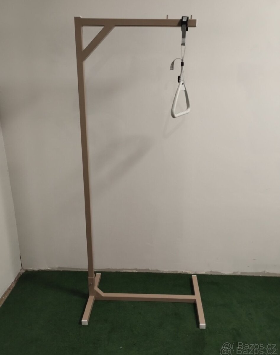 Externí, přenosná hrazda k posteli