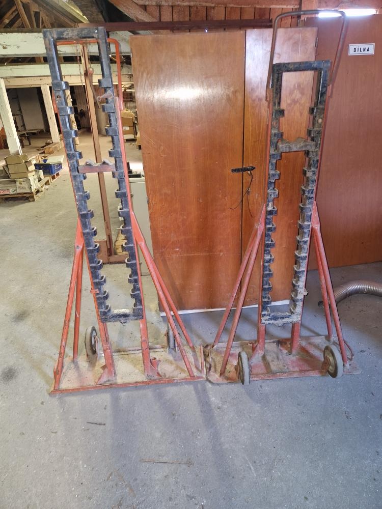 zvedák pro kabelové bubny