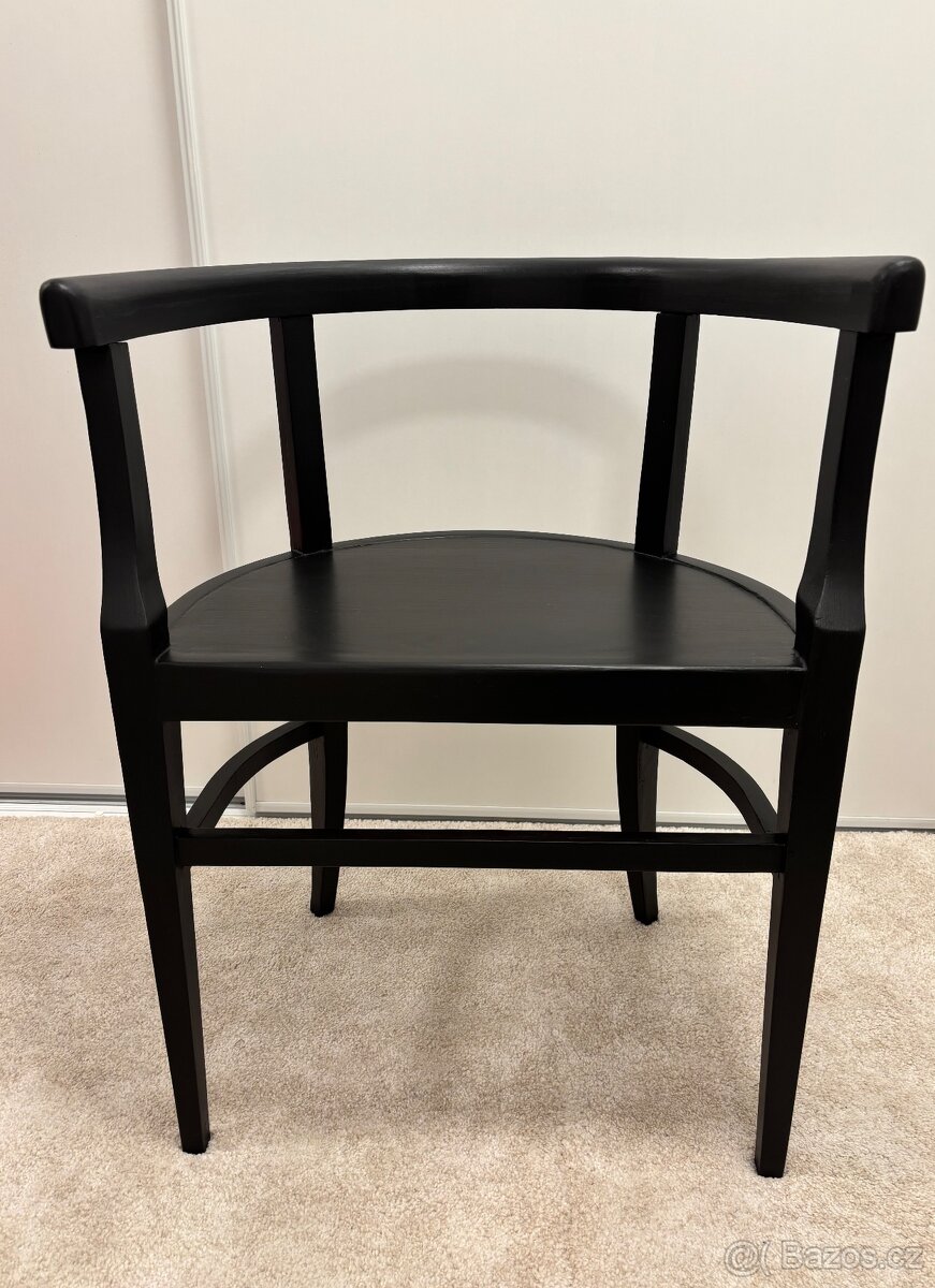 Celodřevěná židle