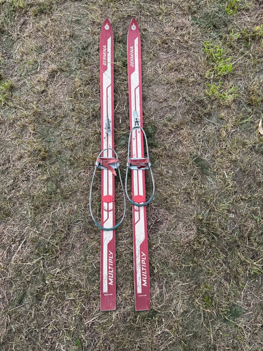 Staré retro dřevěné lyže