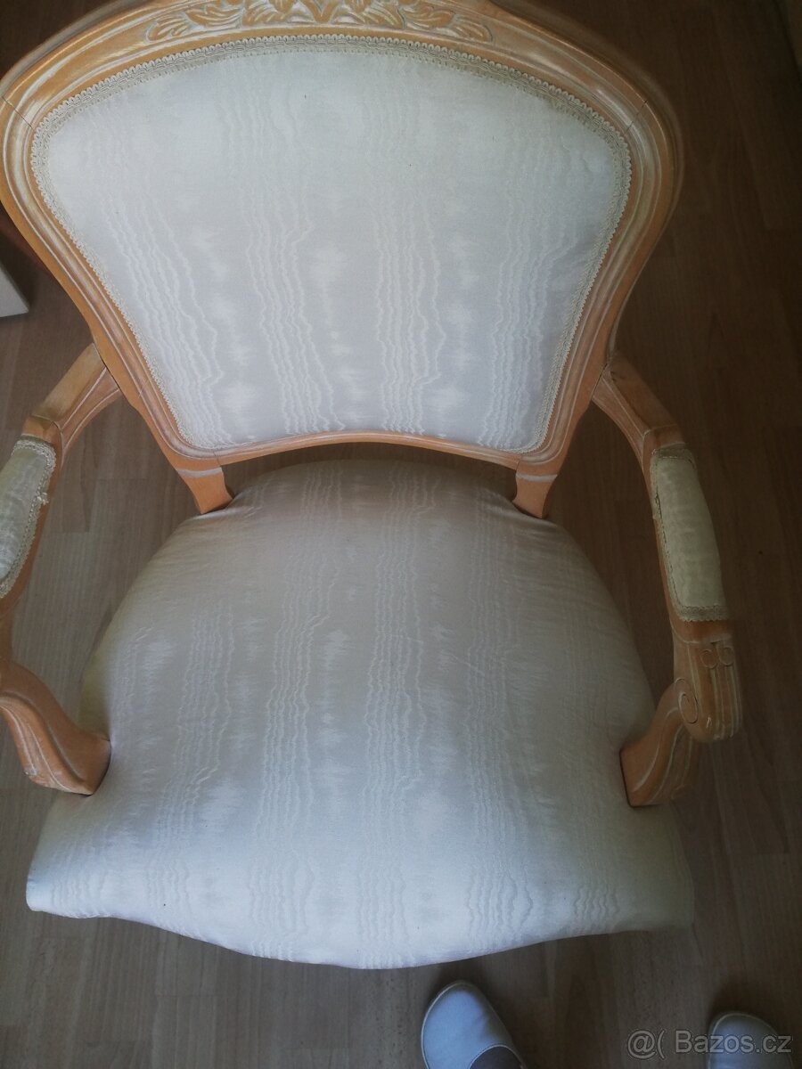 Barokní židle světlé dřevo krémová barva
