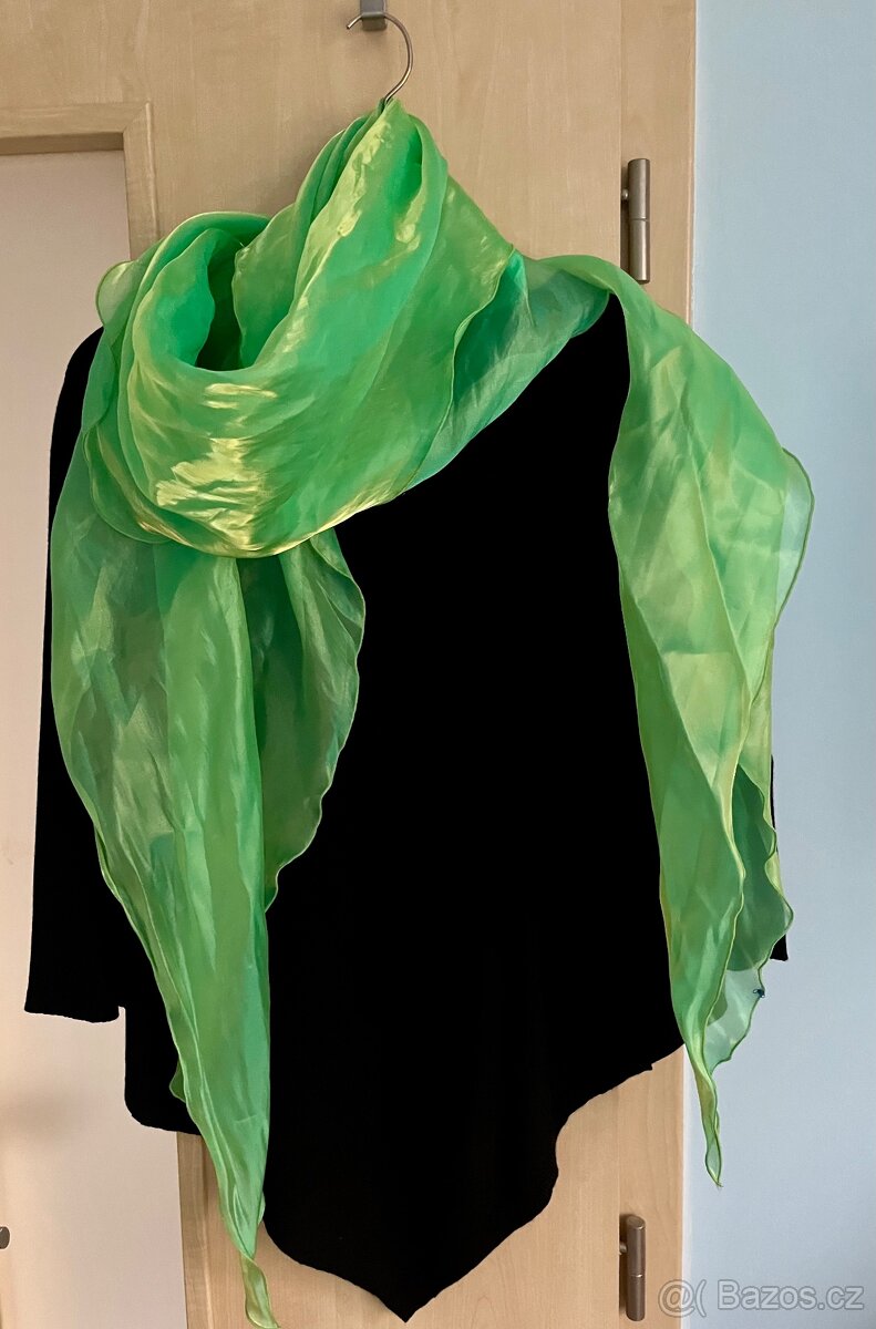 Světle zelený dlouhý tenký šál, nový, sleva 490 Kč.