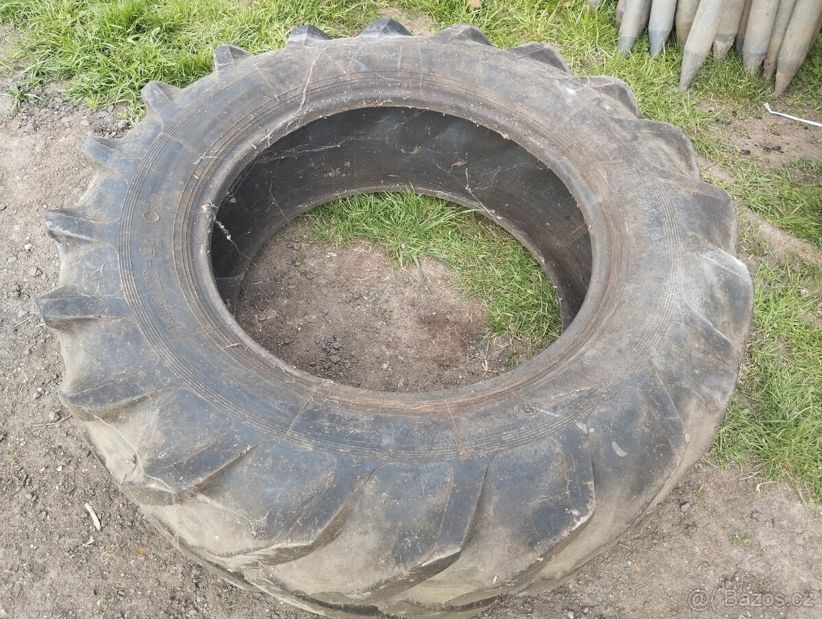 Staré pneumatiky od traktora