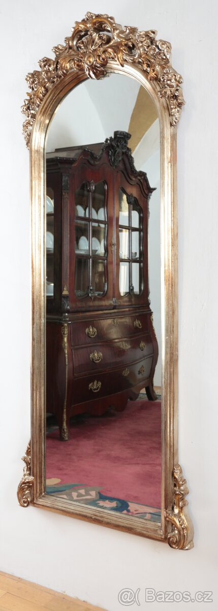 Vysoké zrcadlo v barokním stylu