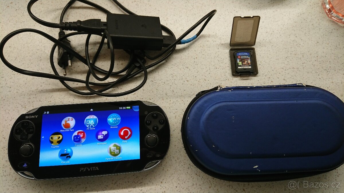 PS Vita + příslušenství + hra