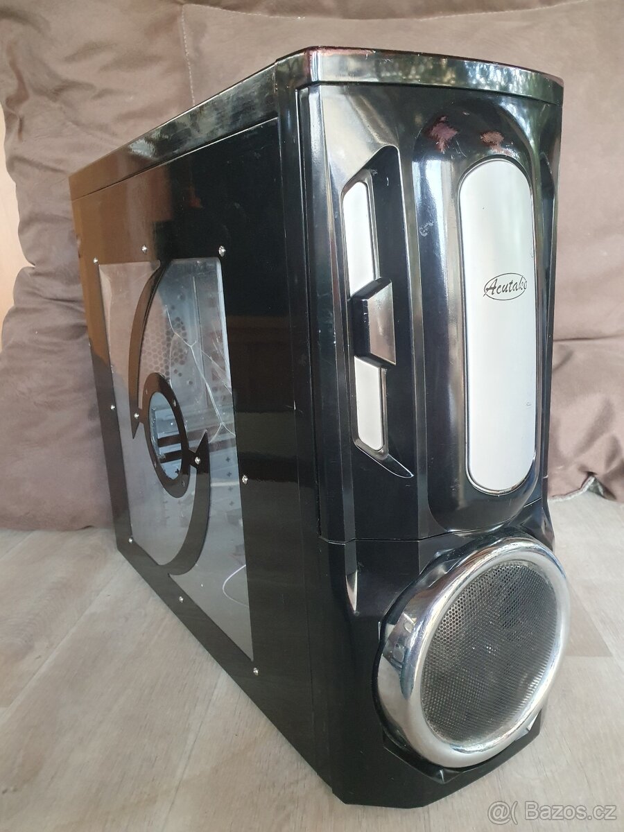 Pc skříň, monitor a klávesnice