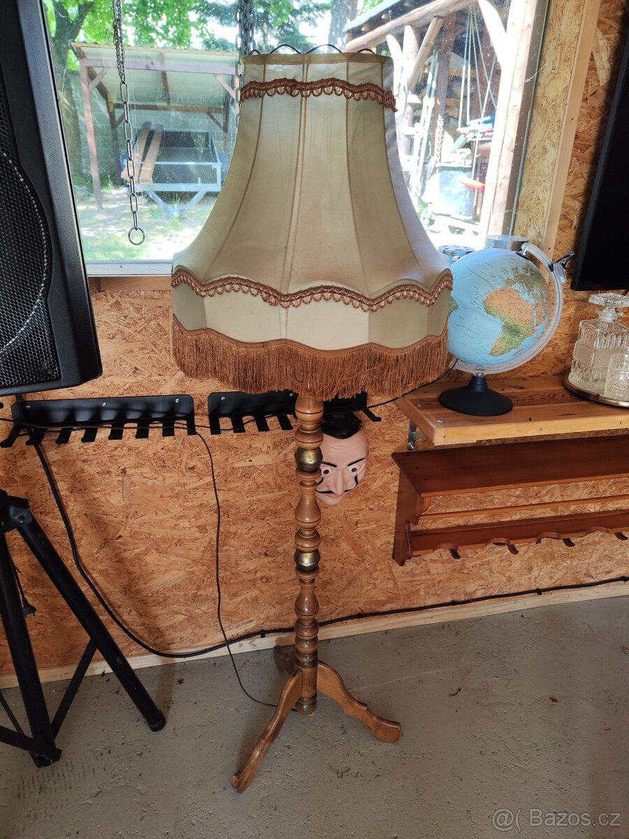 Retro dřevěná lampa