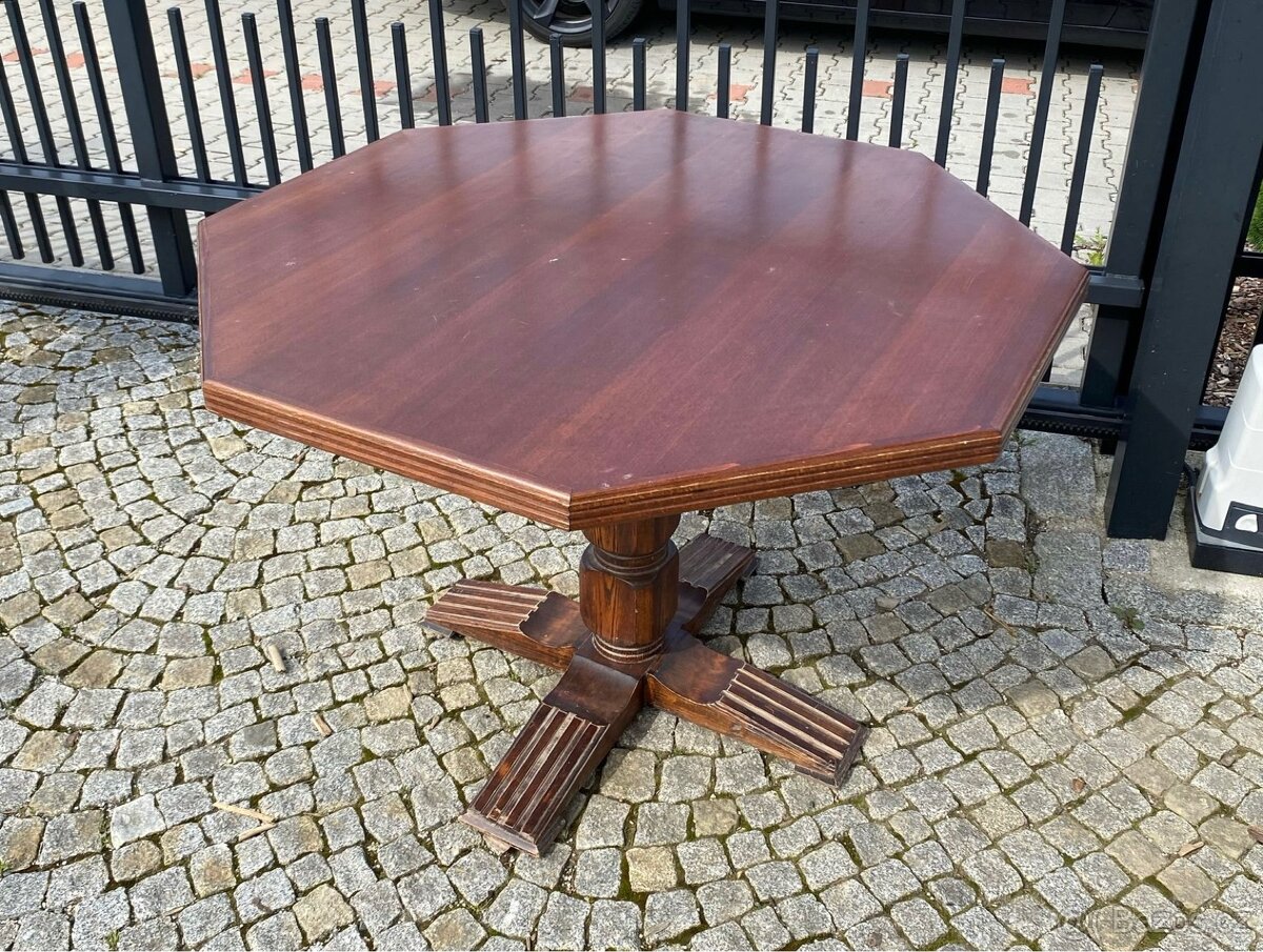 Dřevěný stůl osmihraný