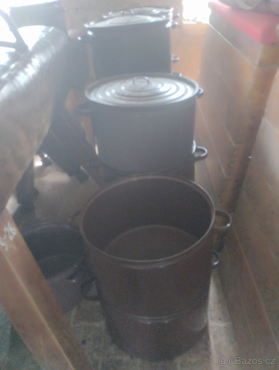 Starší smaltované hrnce