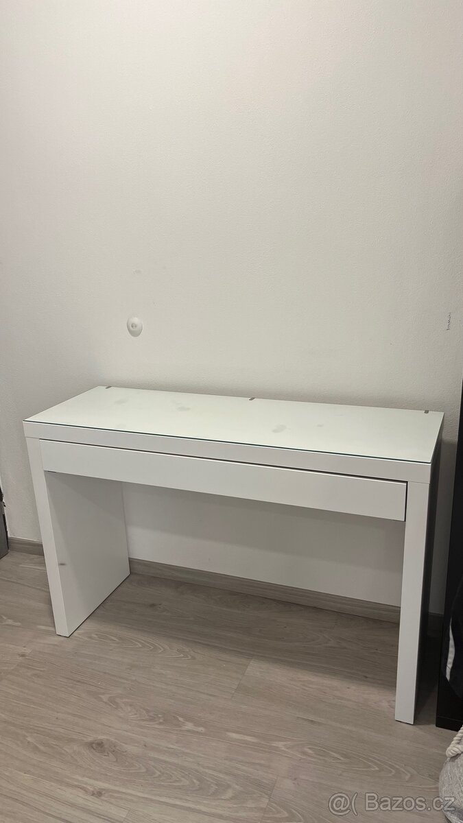 Kosmetický stolek