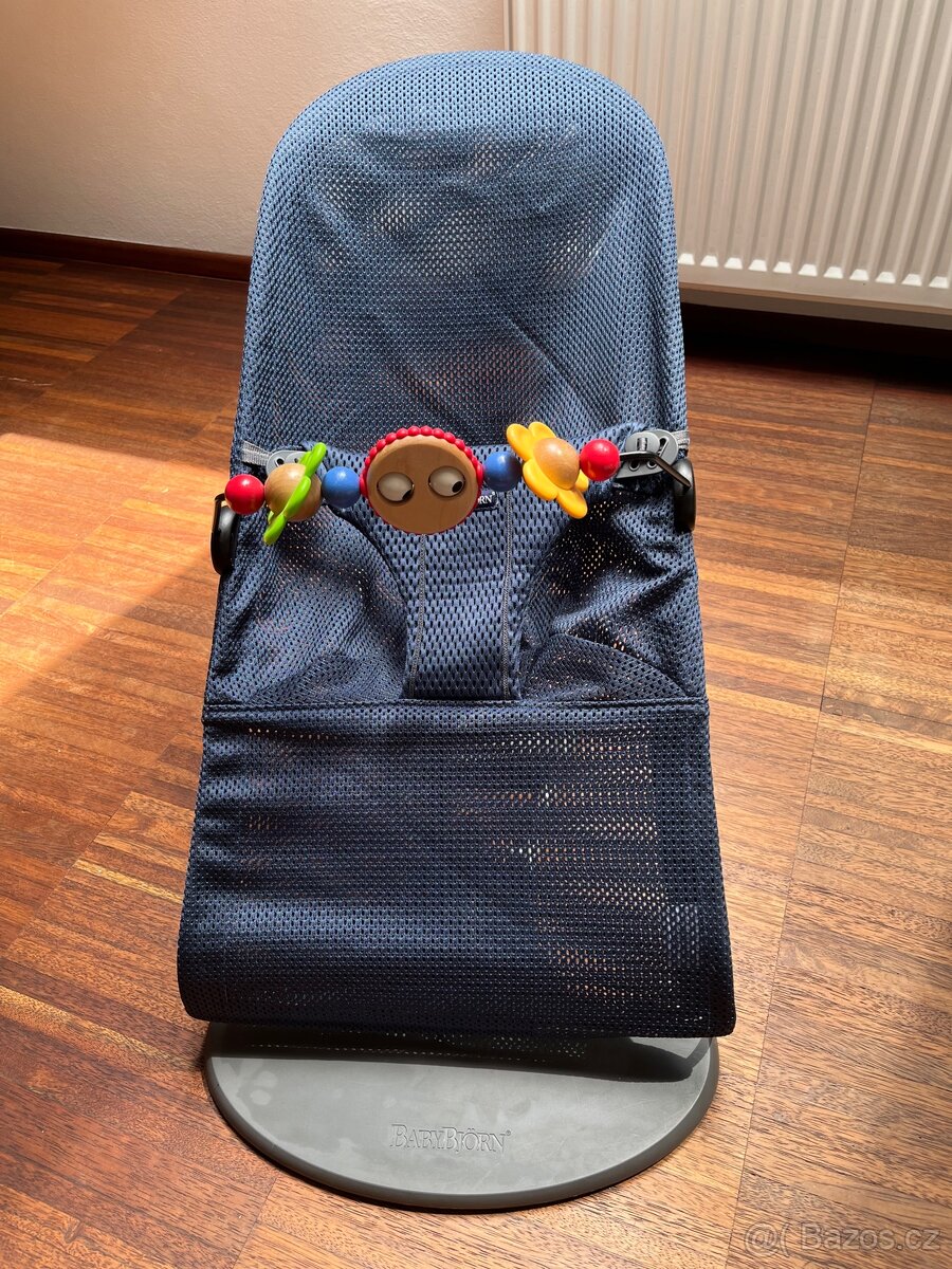 Babybjörn mesh modré lehatko Houpátko sedátko s hračkou