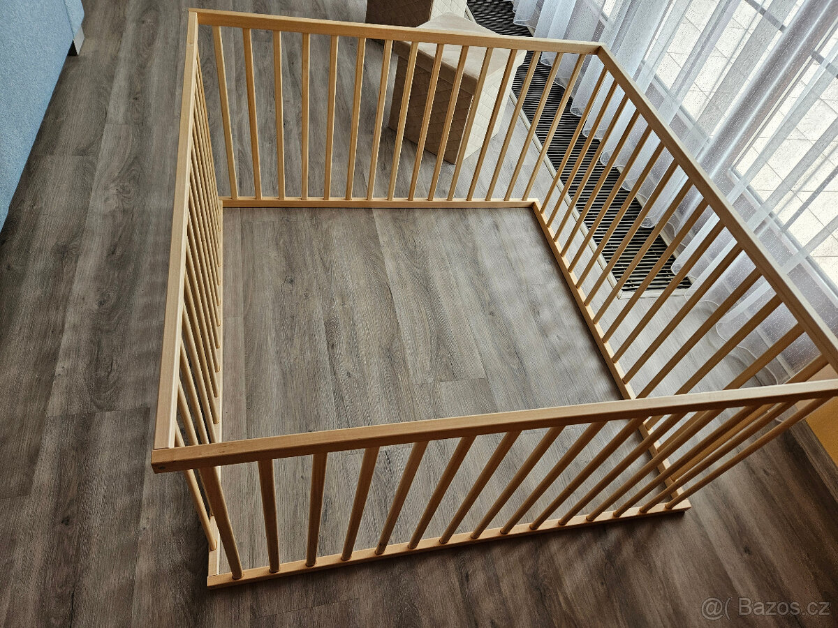Krásná dětská ohrádka.