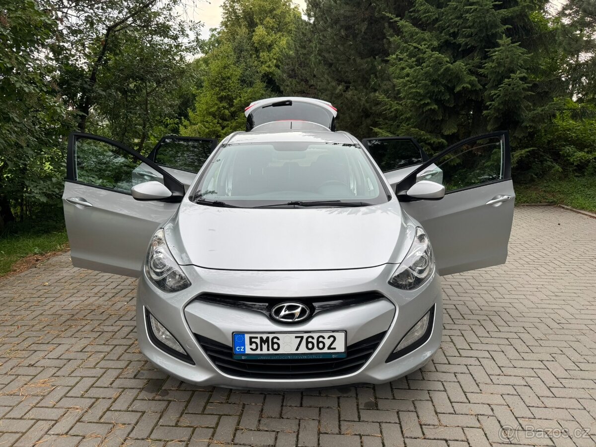 Hyundai i30 combi 1.6, benzín, 88 kW, 124 tis. km, stříbrná