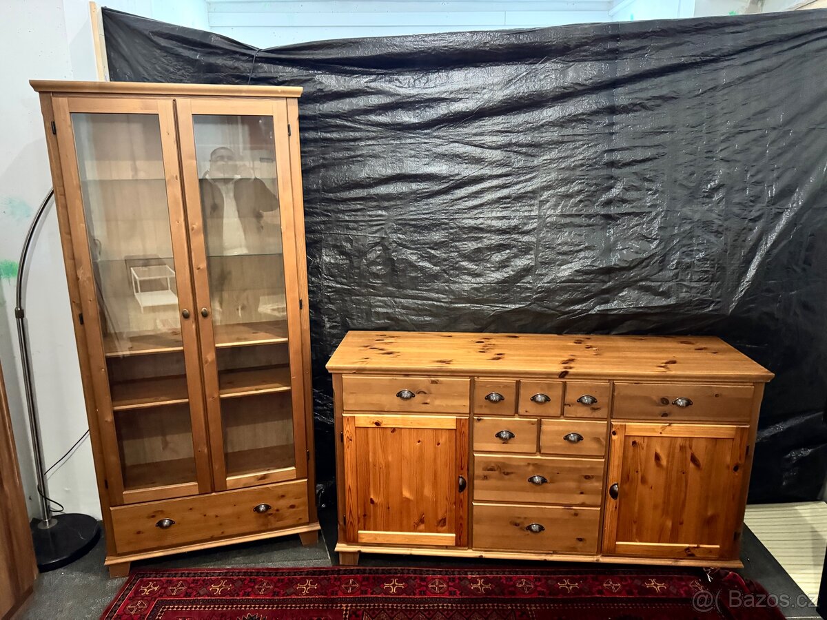 Dřevěná vitrína s velkou komodou IKEA MÄRKOR