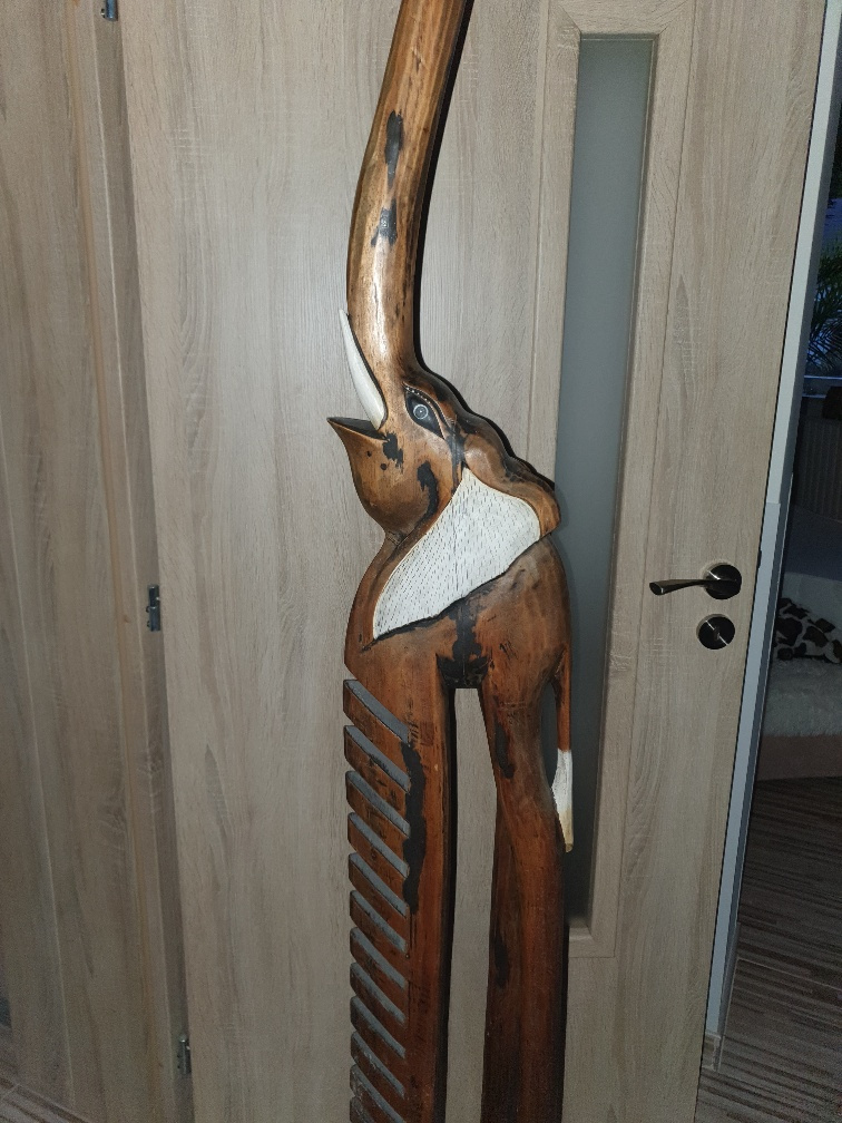 Prodám - 2m vysoký dřevěný slon