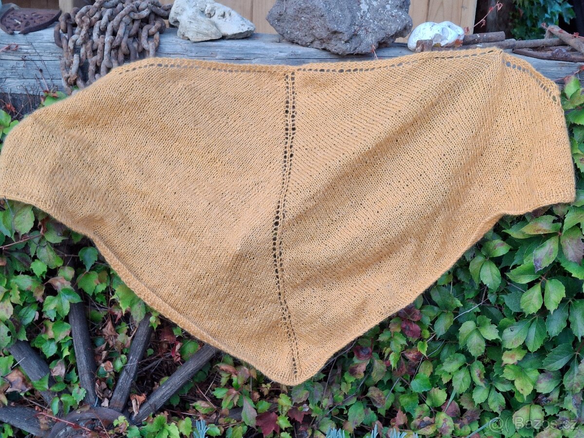 Pletený šátek hořčicové barvy