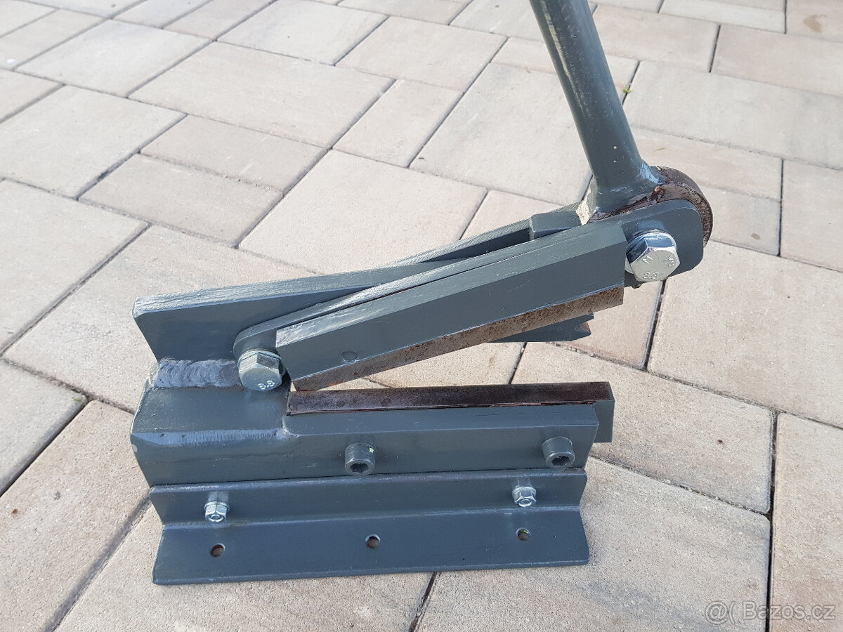 Pakové nůžky na plech.