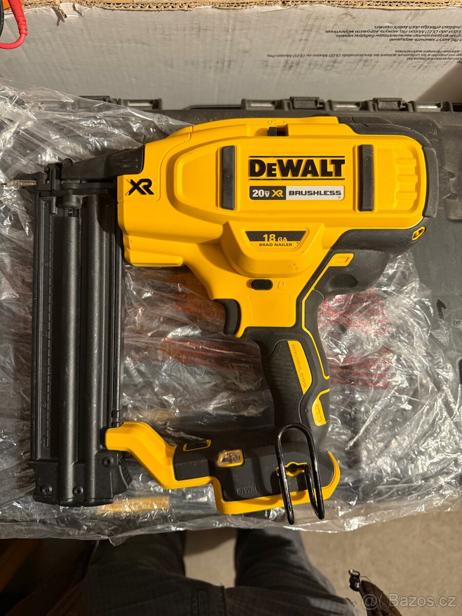 DeWALT Akumulátorová hřebíkovačka DCN680