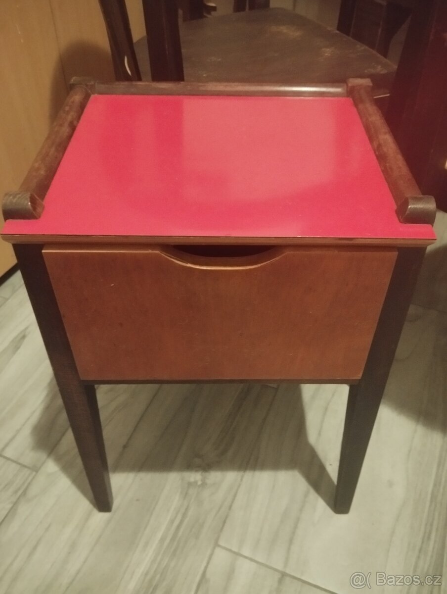 Staré noční stolky