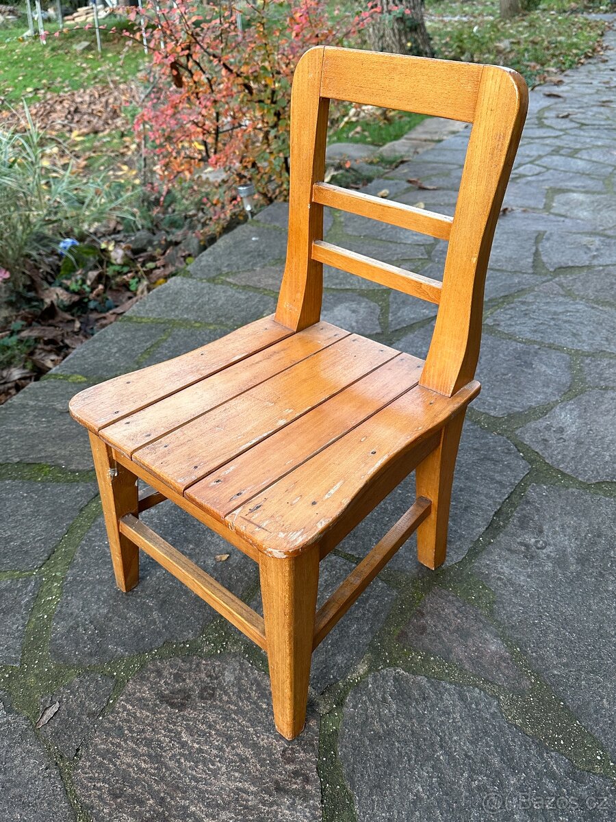 Dětská dřevěná židlička