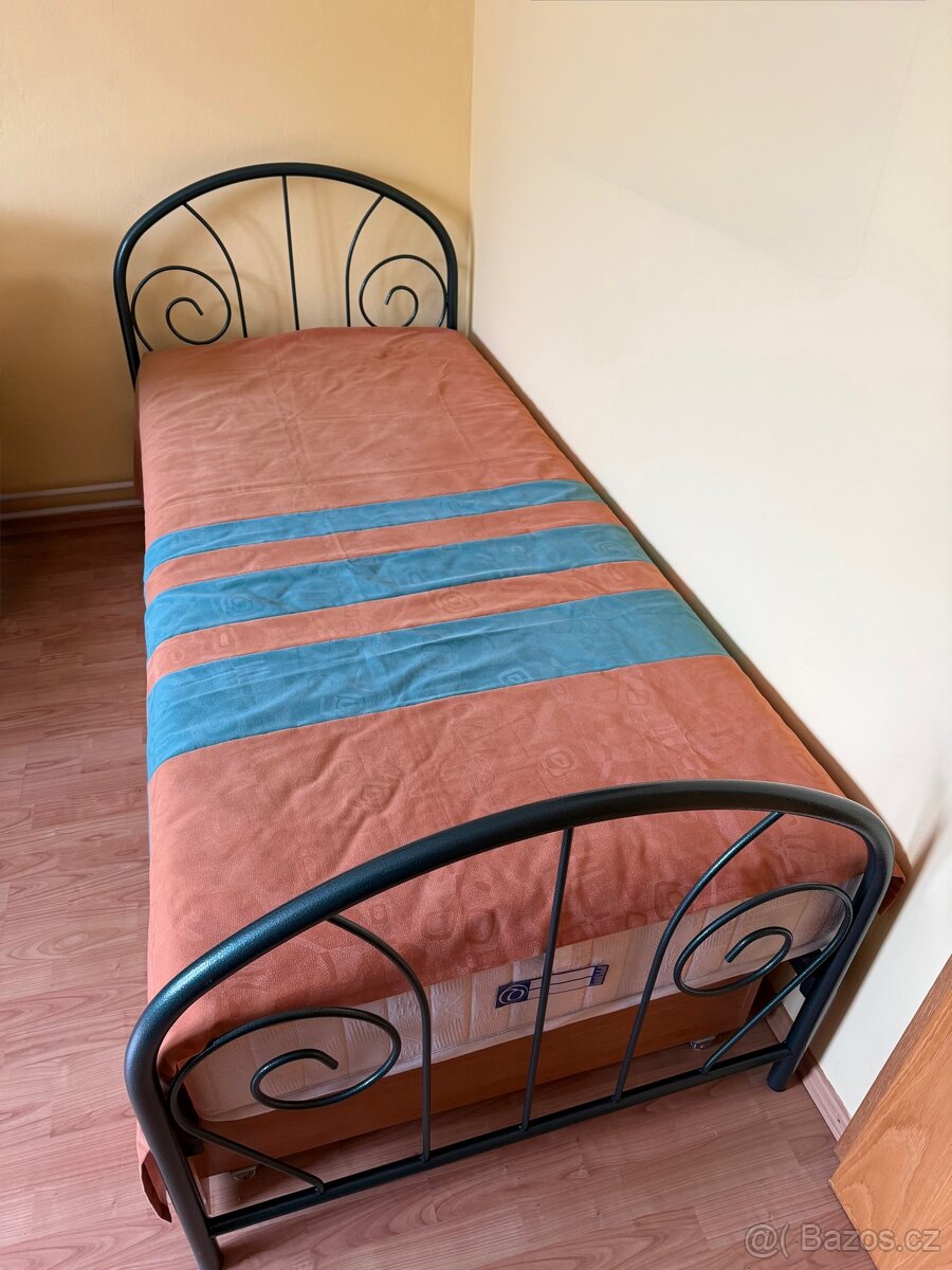 Kovová postel a roštem, matrací a šuplíkem na míru..