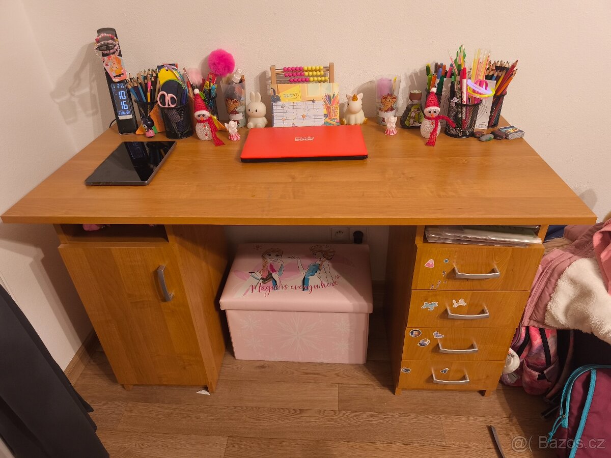 Psací stůl
